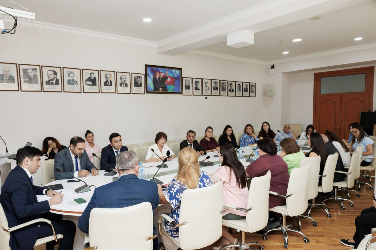 Ədəbiyyat məsələlərinə aid müzakirə keçirildi 