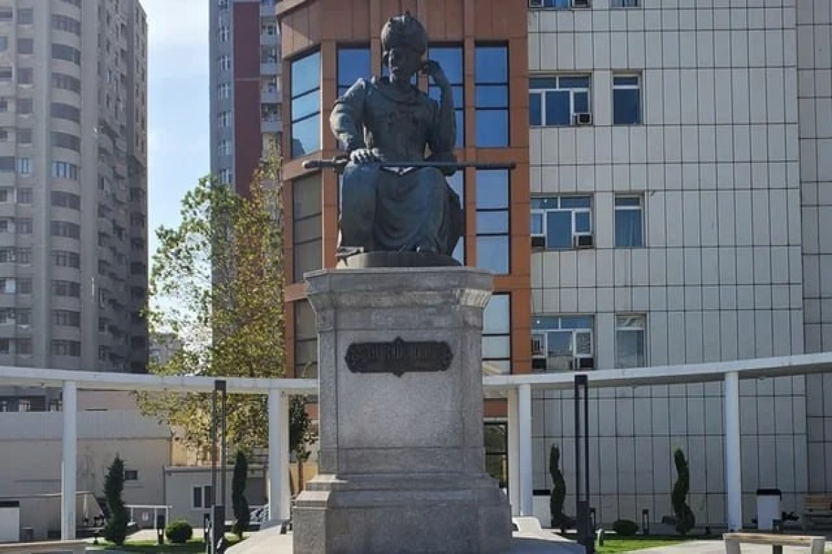 Dövlət Xidməti Xətainin heykəlinin lövhə hissəsindəki yazı ilə bağlı məsələni araşdırır 